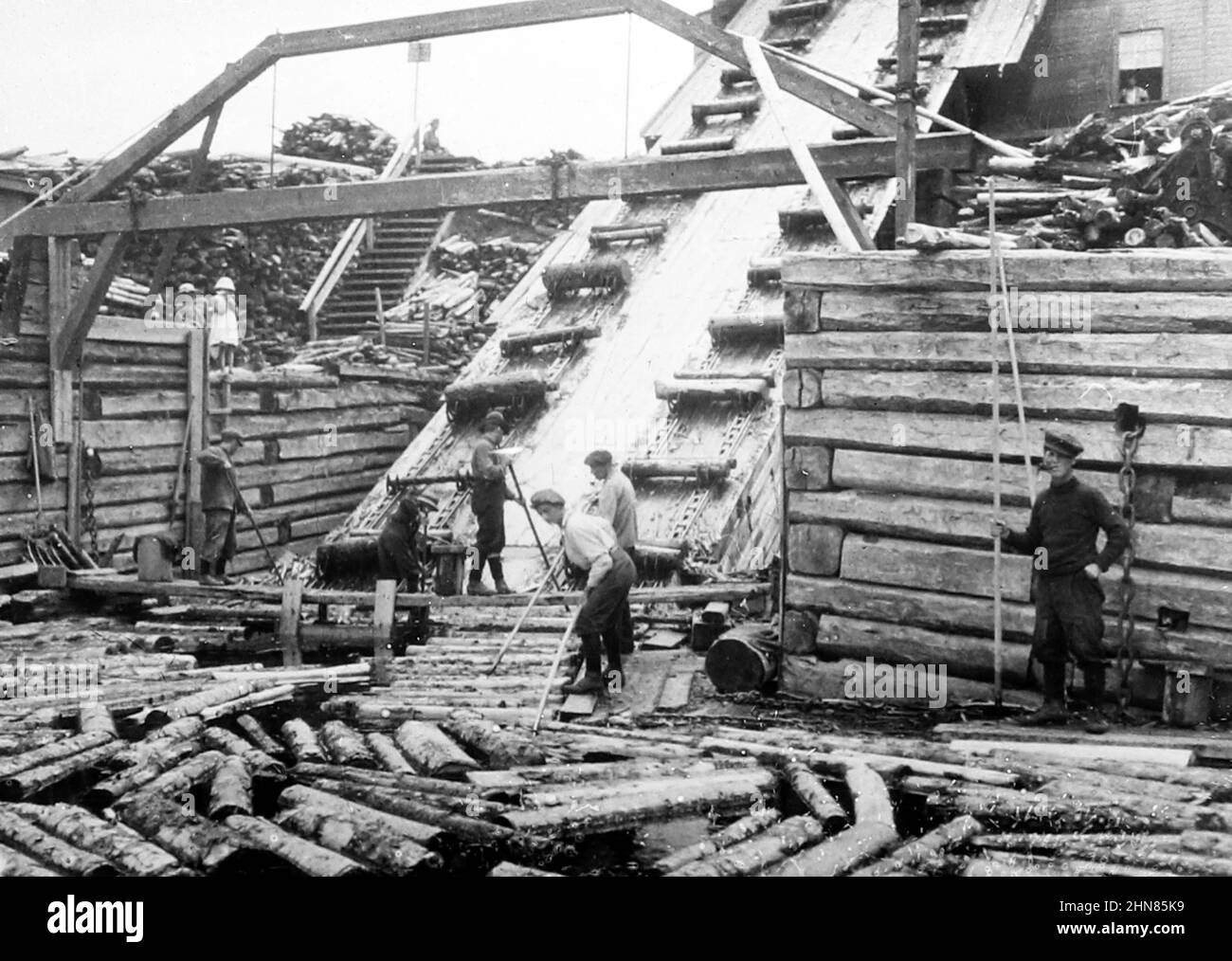 Prendendo tronchi dal fiume, Montmorency, Quebec, Canada, inizio 1900s Foto Stock