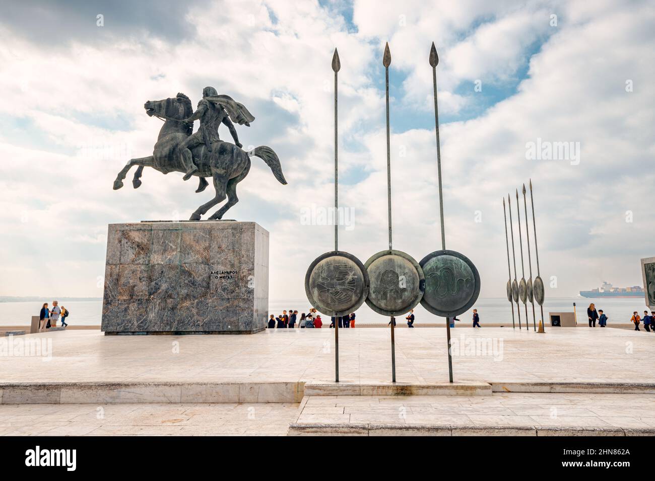 21 ottobre 2021, Salonicco, Grecia: Statua del conquistatore Alessandro il Grande a cavallo circondata da lance e scudi epici come simbolo del GRE Foto Stock