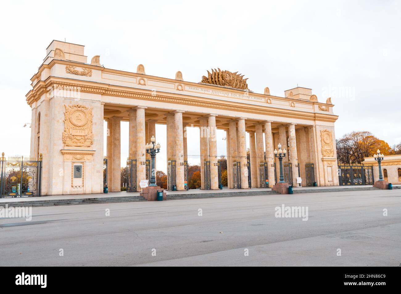 19 ottobre 2021, Mosca, Russia: Ingresso al famoso parco Gorky con colonne e archi Foto Stock
