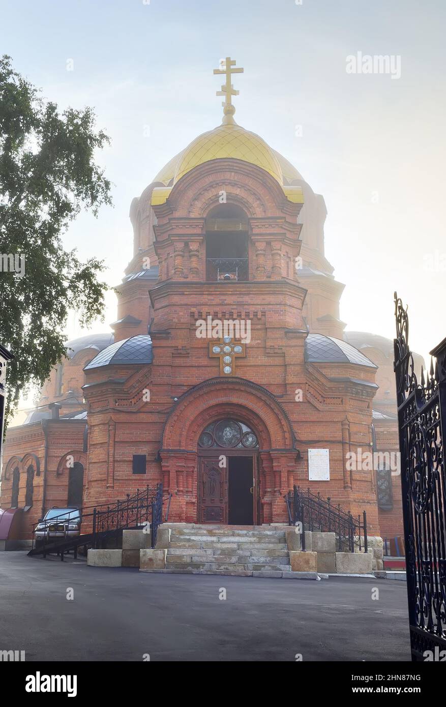 Una chiesa ortodossa con una cupola dorata in stile architettonico russo-bizantino nella nebbia mattutina. Siberia, Russia Foto Stock