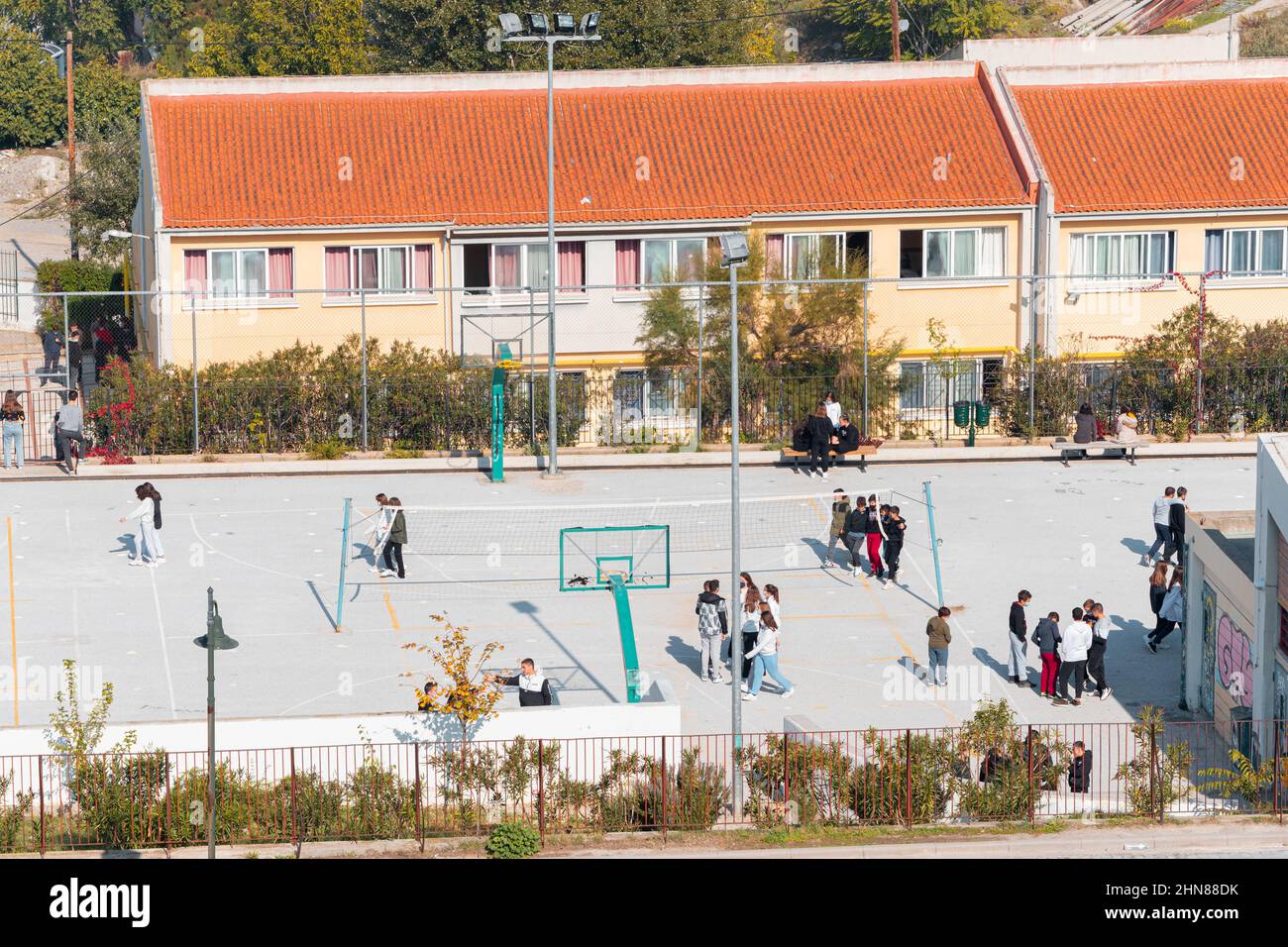 22 ottobre 2021, Salonicco, Grecia: I bambini camminano all'aperto vicino al campo di pallacanestro nel cortile della scuola Foto Stock