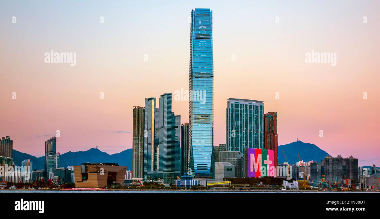 L'ICC International Commerce Centre e il nuovissimo museo M+ di cultura visiva di Hong Kong, Victoria Harbour, Hong Kong, Cina. Foto Stock