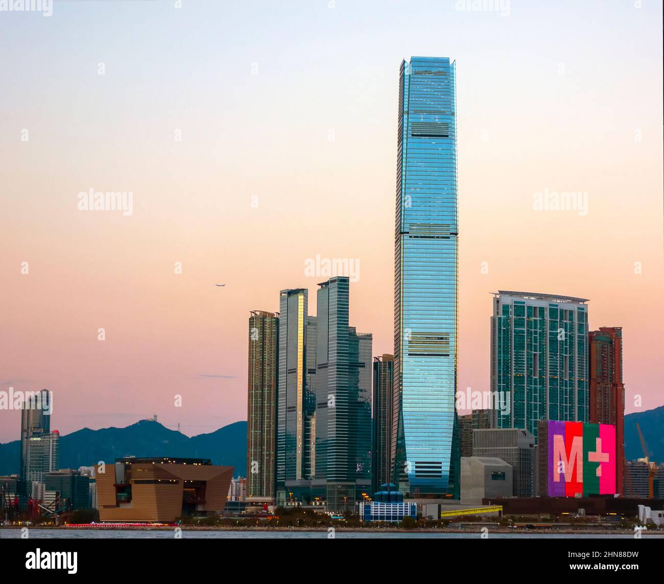 L'ICC International Commerce Centre e il nuovissimo museo M+ di cultura visiva di Hong Kong, Victoria Harbour, Hong Kong, Cina. Foto Stock