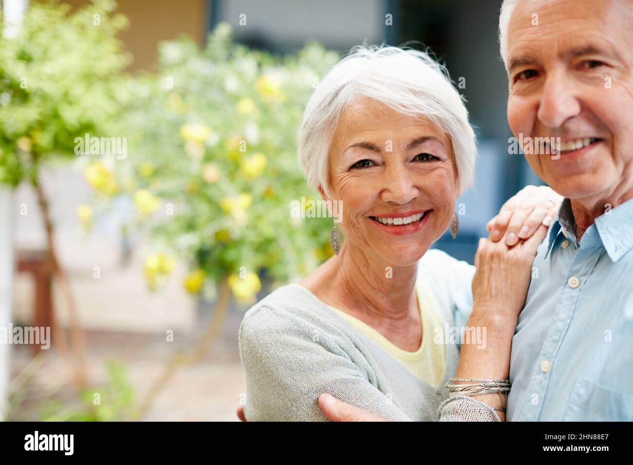 Il nostro amore è ancora forte. Ritratto di una coppia anziana felice all'aperto. Foto Stock