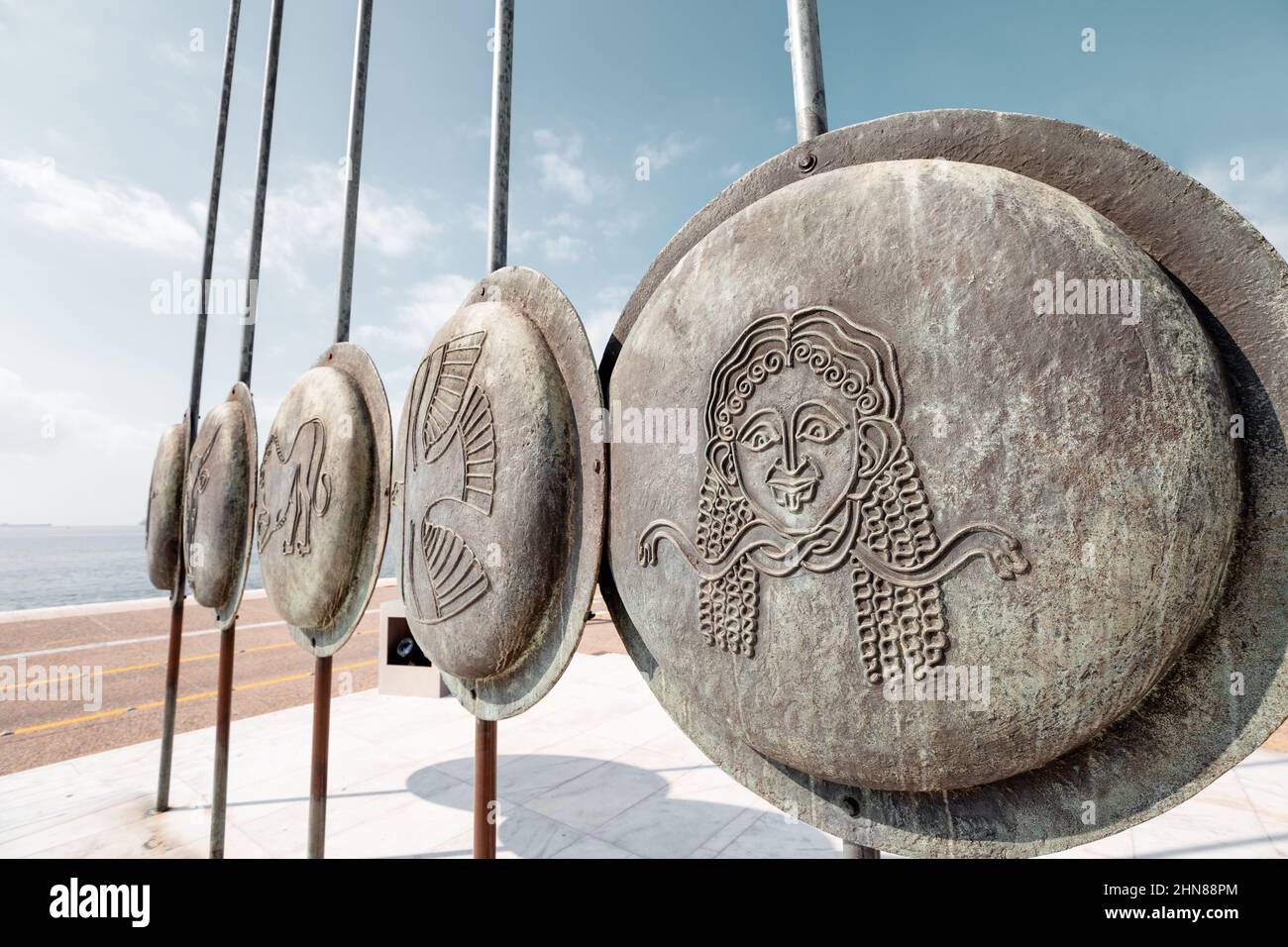 21 ottobre 2021, Salonicco, Grecia: Scudi greci con ornamenti mitologici Foto Stock