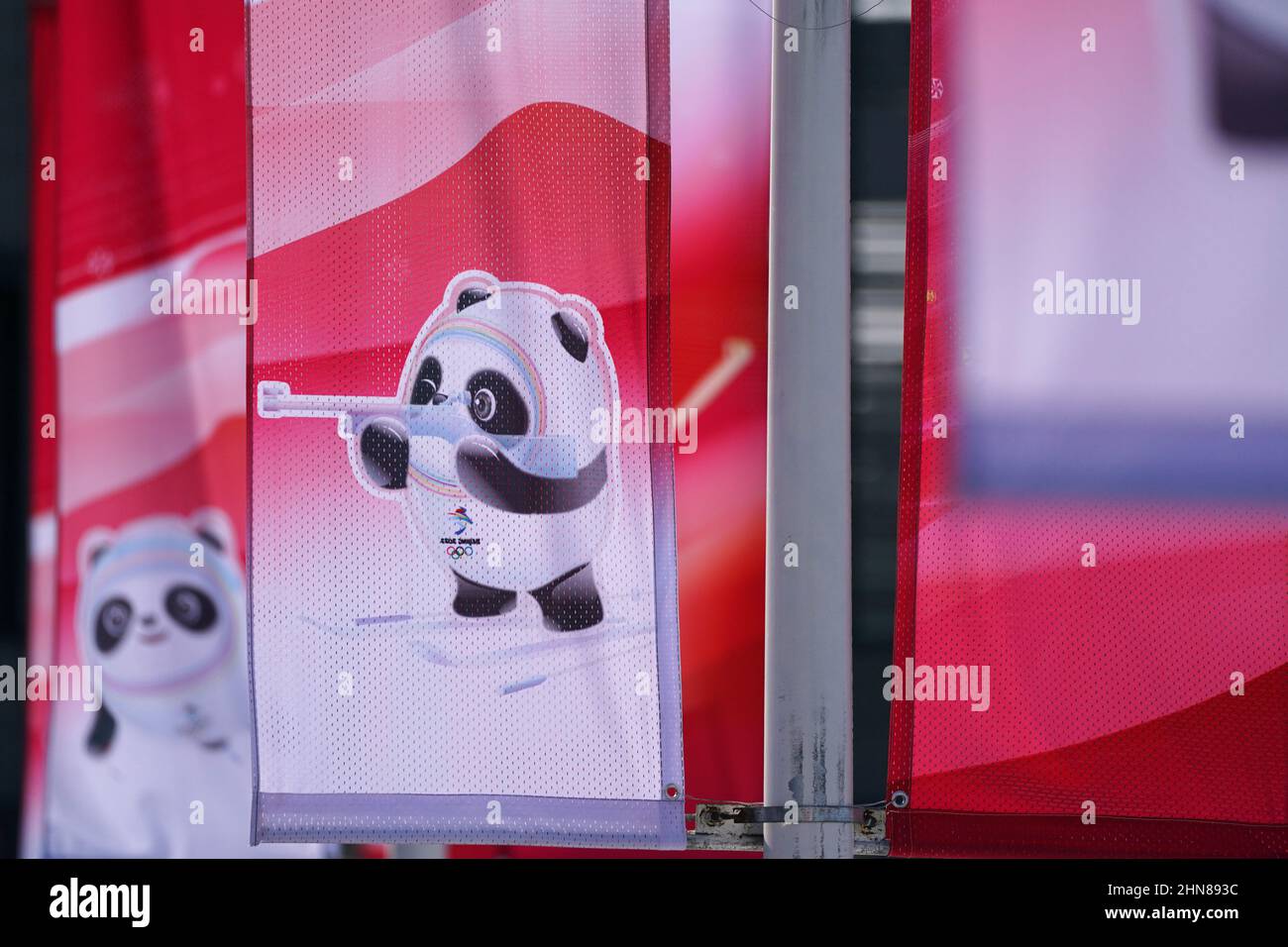 Un banner dei giochi mascotte Bing DWEN DWEN durante il giorno undici dei Giochi Olimpici invernali di Pechino 2022 al Genting Snow Park H & S Stadium a Zhangjiakou, Cina. Data immagine: Martedì 15 febbraio 2022. Foto Stock