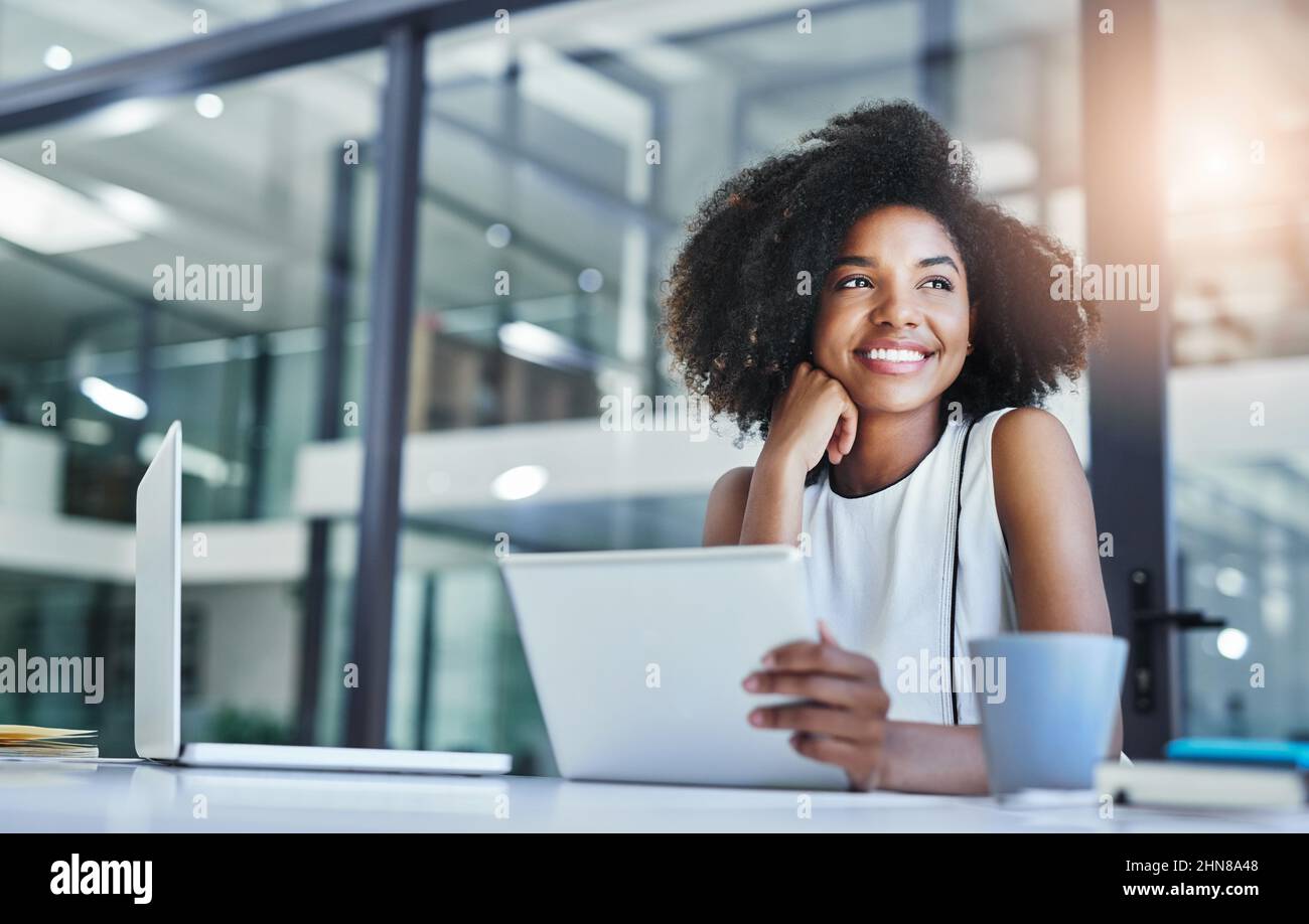 Pensare a come portare il business a livelli tecnologici. Scatto corto di una giovane donna d'affari attraente che lavora nel suo ufficio. Foto Stock