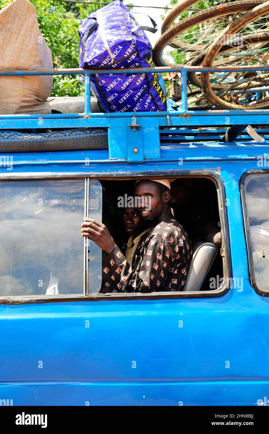 Passeggeri in un taxi Bush sulla strada per il confine del Benin / Burkina Faso. Foto Stock