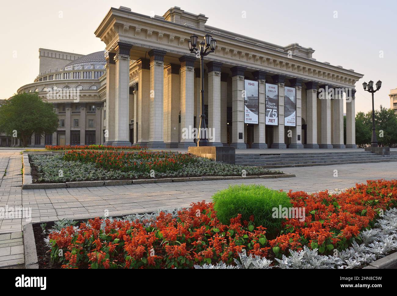 Novosibirsk, Siberia, Russia - 08.25.2020: Il più grande teatro lirico e balletto in Russia, la facciata principale, alte colonne del portico d'ingresso, un po Foto Stock