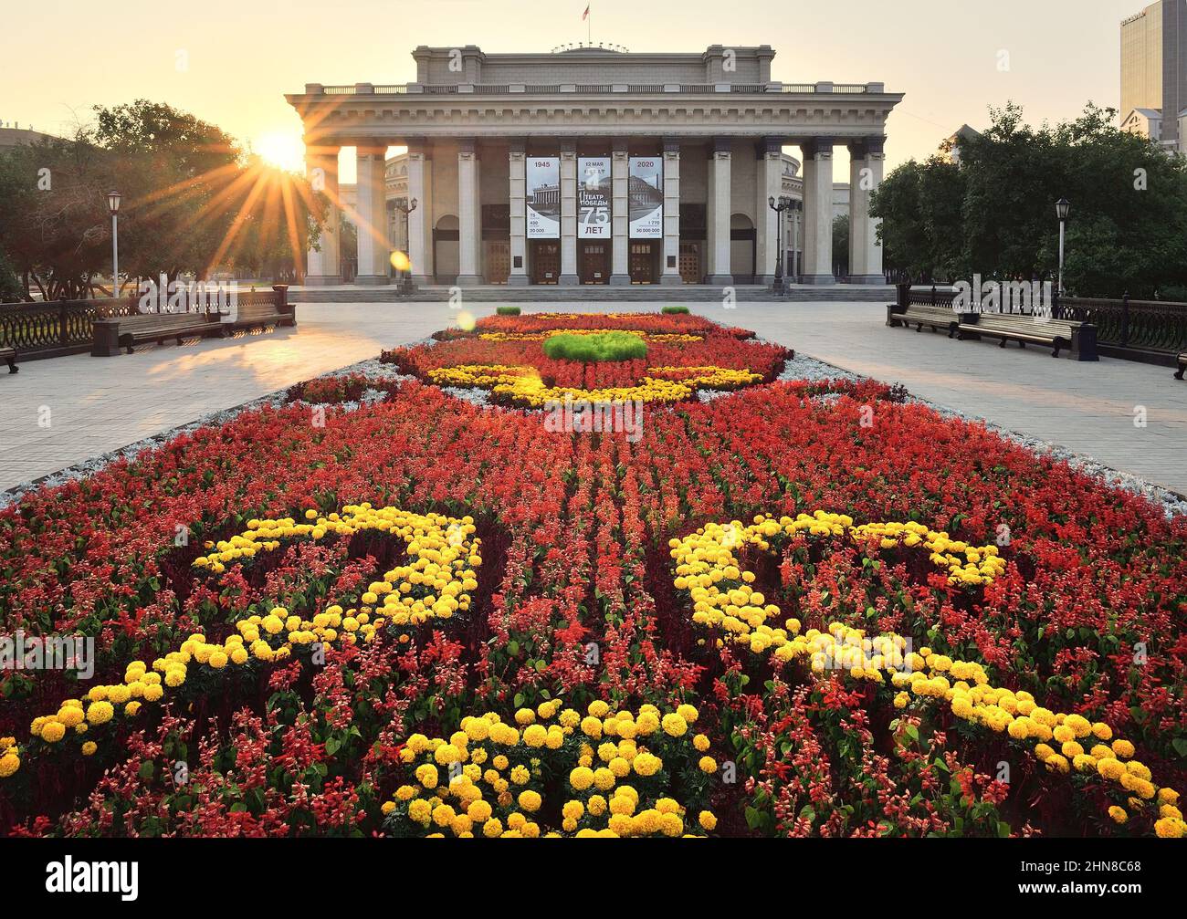 Novosibirsk, Siberia, Russia - 08.25.2020: Il più grande teatro lirico e balletto in Russia, la facciata principale, alte colonne del portico d'ingresso, un po Foto Stock