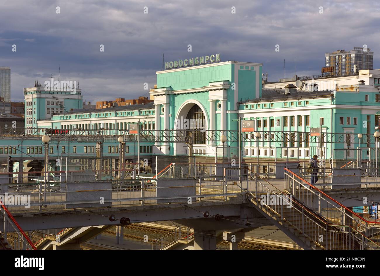 Novosibirsk, Siberia, Russia - 05.25.2020: La costruzione della più grande stazione ferroviaria in Siberia in stile costruttivista, un monume architettonico Foto Stock