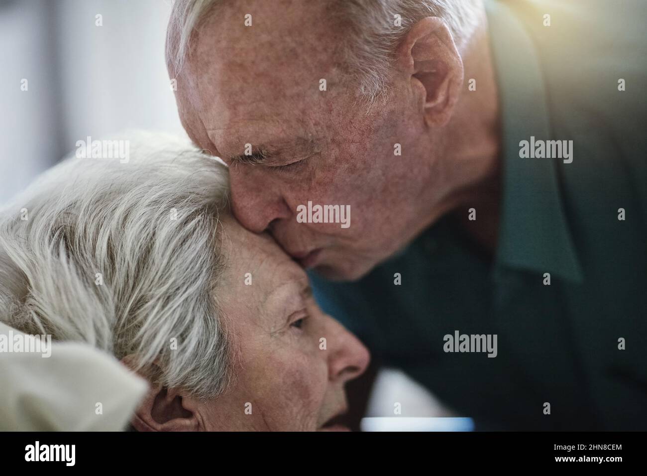 L'amore è eterno. Shot di un uomo anziano che visita sua moglie in ospedale. Foto Stock