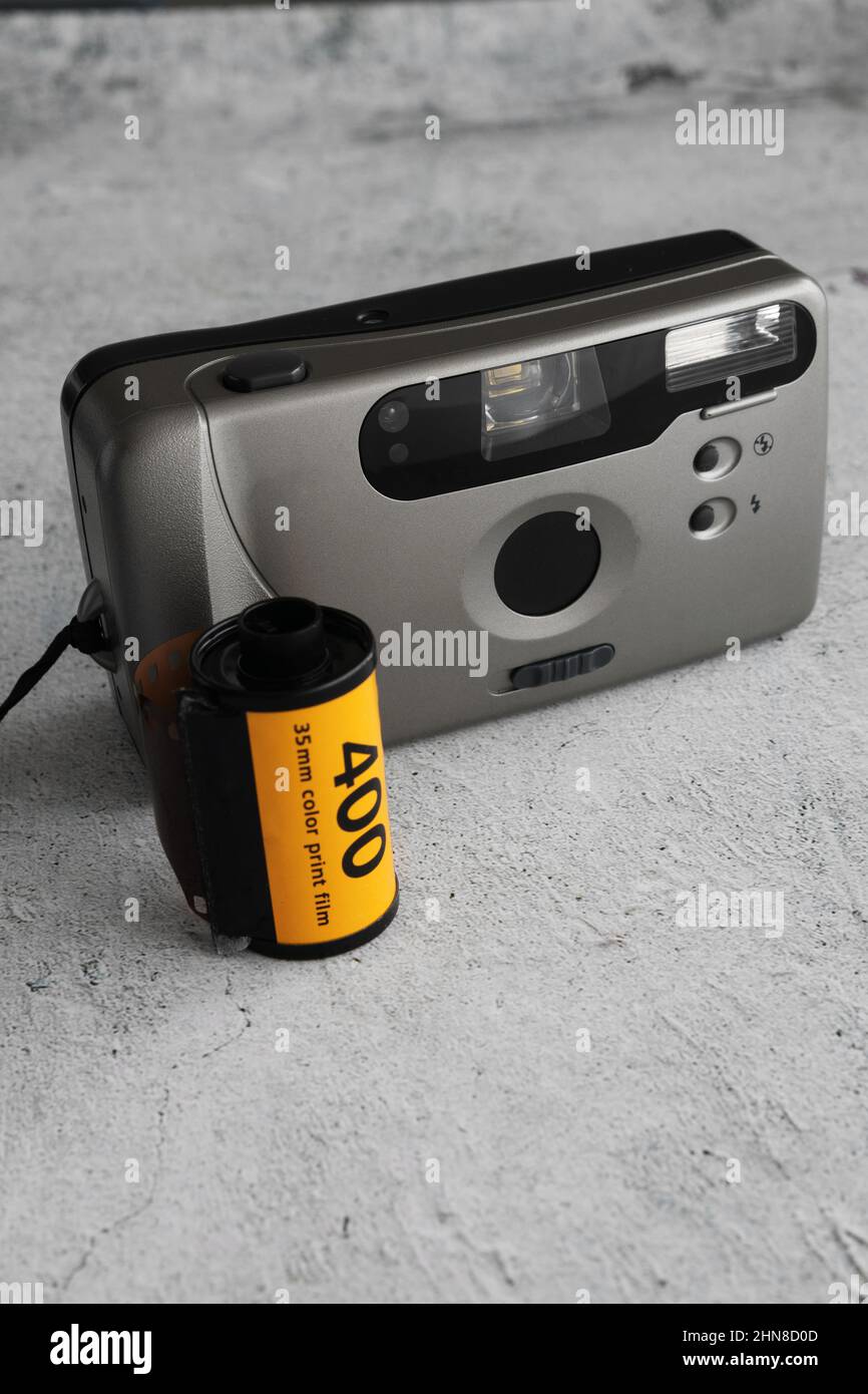 Telecamera analogica vintage con film su sfondo chiaro Foto Stock