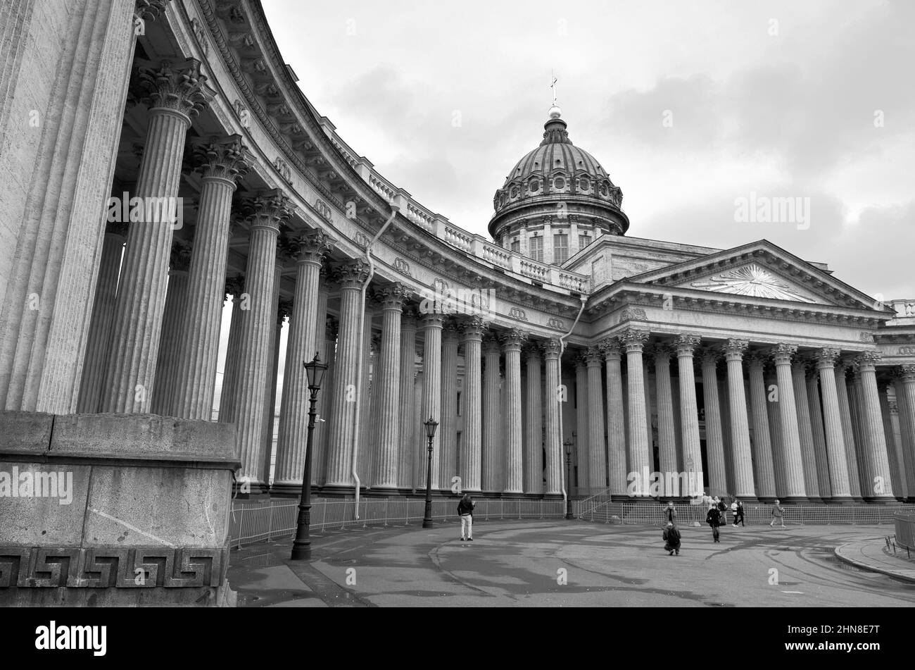 San Pietroburgo, Russia-01.09.2020: Colonnato della Cattedrale di Kazan. Monumento di architettura classicistica del XIX secolo. Colonne in pietra del Co Foto Stock