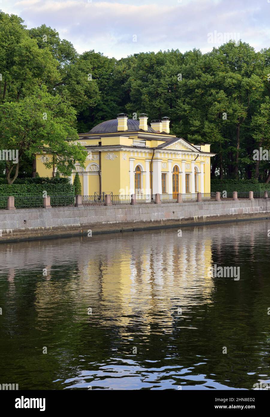 San Pietroburgo, Russia, 09.01.2020. Padiglione Rossi nel giardino Mikhailovsky. Il piccolo Palazzo si riflette nell'acqua del fiume Moika nel Foto Stock
