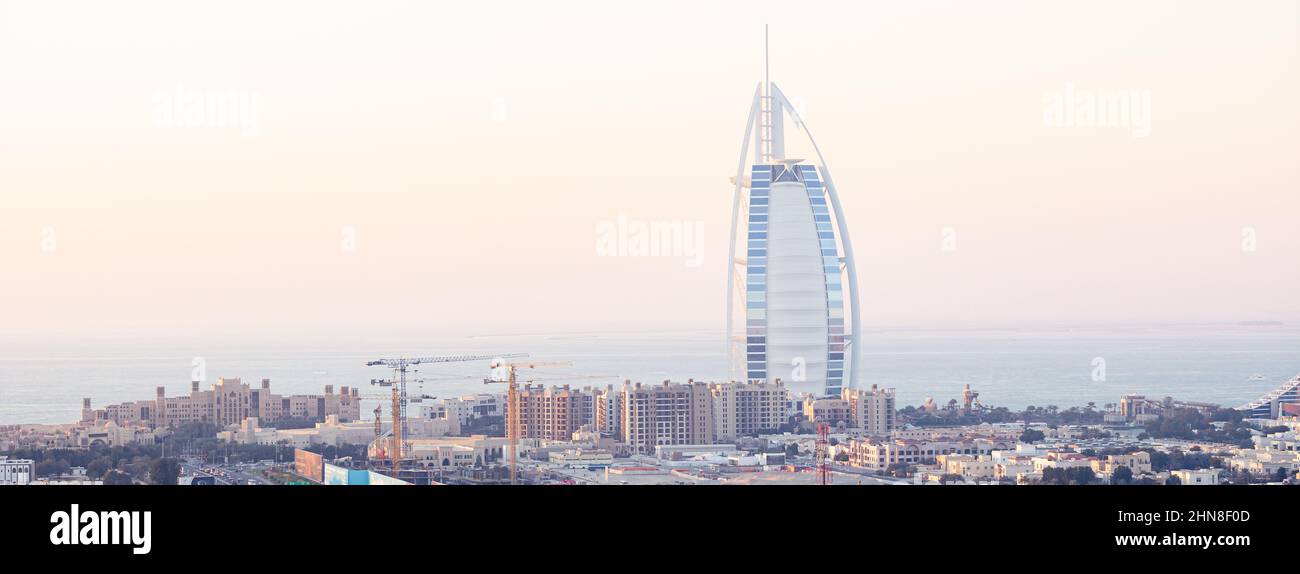 DUBAI, Emirati Arabi Uniti - 24 GENNAIO 2022: Vista panoramica dello skyline del mare durante il tramonto sull'hotel Burj al Arab, l'unico hotel a sette stelle al mondo a Dubai, Foto Stock