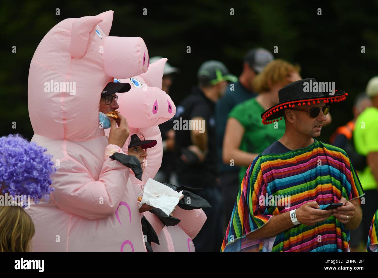 ARTHURS PASS, NUOVA ZELANDA, 12 FEBBRAIO 2022; gli spettatori colorati al Klondike Corner assistono all'inizio della sezione ciclistica 115km del Triathlon Coast to Coast Foto Stock