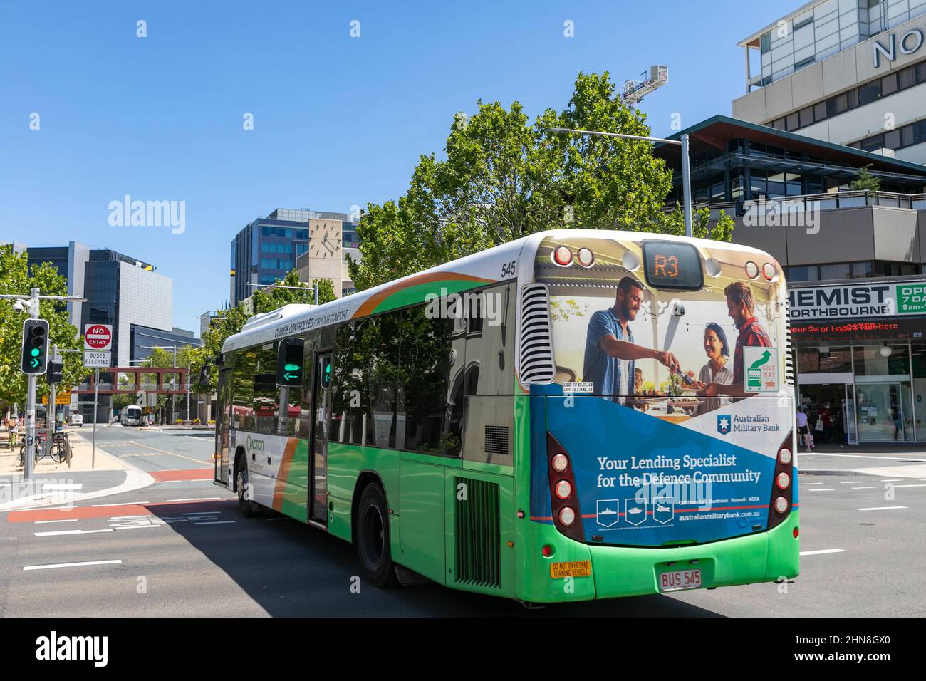 Centro città di Canberra e autobus e trasporti pubblici, ACT, Australia in un giorno estivo Foto Stock
