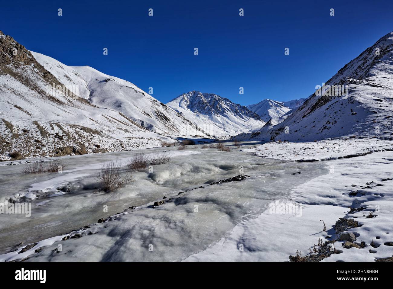 Strada per Rumbak Valley e Yarutse, Hemis NP, Ladak, India. Fiume con neve durante l'inverno, Himalaya. Paesaggio di montagna in India natura selvaggia. Sole da Foto Stock