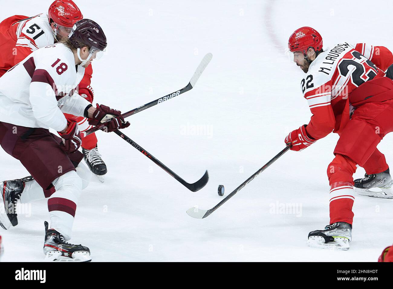 Pechino, Cina. 15th Feb 2022. Markus Lauridsen (R) della Danimarca vies con Rodrigo Abols (L, fronte) della Lettonia durante il gioco di qualificazione degli uomini di hockey su ghiaccio delle Olimpiadi invernali di Pechino 2022 tra la Danimarca e la Lettonia al Wukesong Sports Center, a Pechino, capitale della Cina, 15 febbraio 2022. Credit: Zhang Yuwei/Xinhua/Alamy Live News Foto Stock