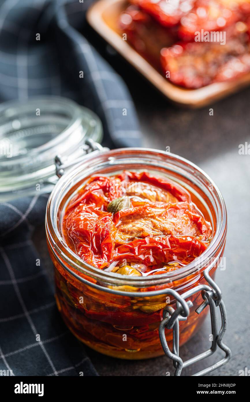 Tomatoe essiccata al sole. Pomodori sottaceto in un vaso. Foto Stock