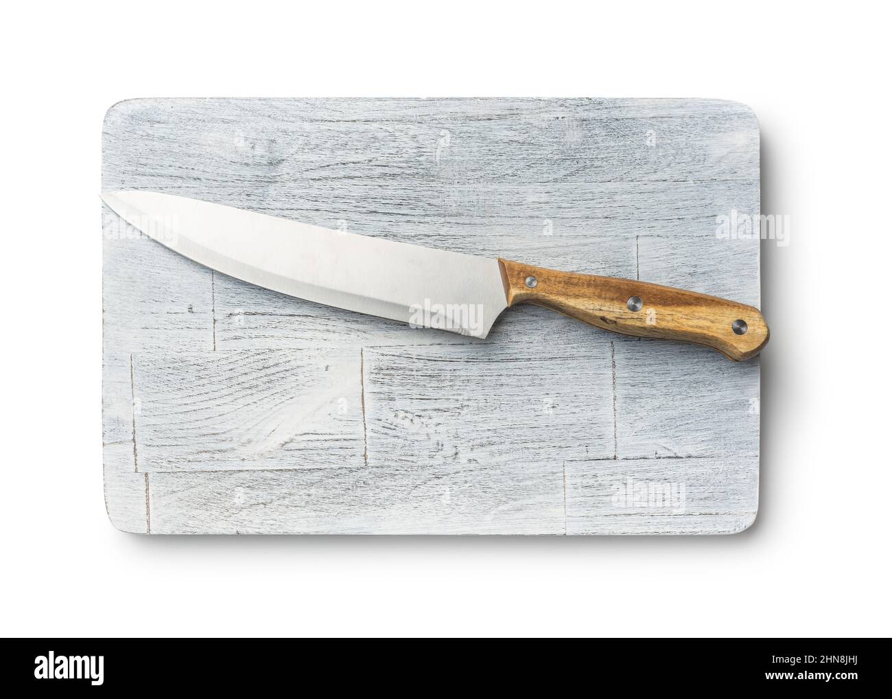 Tagliere rustico e coltello da cucina. Vecchio tagliere bianco isolato su sfondo bianco. Foto Stock