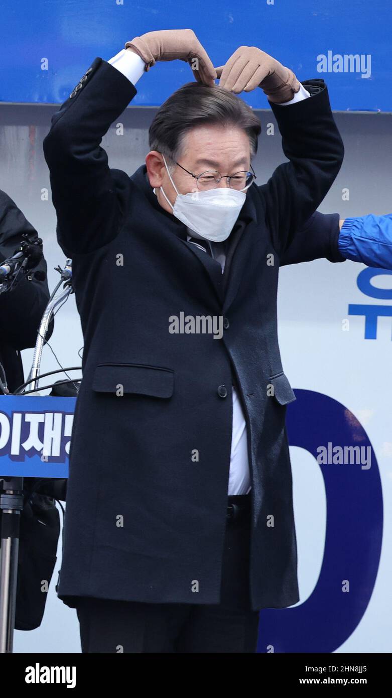 15th Feb 2022. Il candidato presidenziale del partito al governo Lee Jae-myung, il candidato presidenziale del partito democratico al governo, forma un cuore con le sue mani mentre fa un discorso di massa nella città centrale di Daejeon il 15 febbraio 2022, Il primo giorno della campagna ufficiale di 22 giorni per le elezioni presidenziali del marzo 9. Credit: Yonhap/Newcom/Alamy Live News Foto Stock