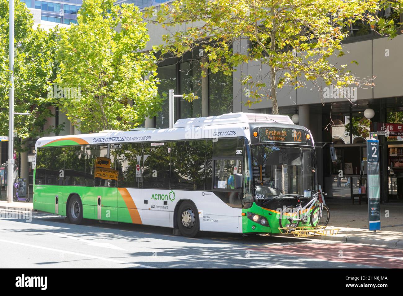 Canberra centro città, bus di trasporto pubblico a un solo ponte con portabiciclette alla fermata dell'autobus, Canberra, ACT, Australia Foto Stock
