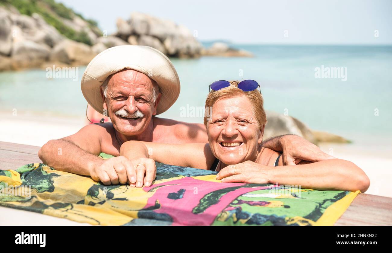 Senior Couple Vacationer avere vero divertimento sulla spiaggia tropicale Koh Samui in Thailandia - escursione in scenario esotico - anziani attivi e co viaggio Foto Stock