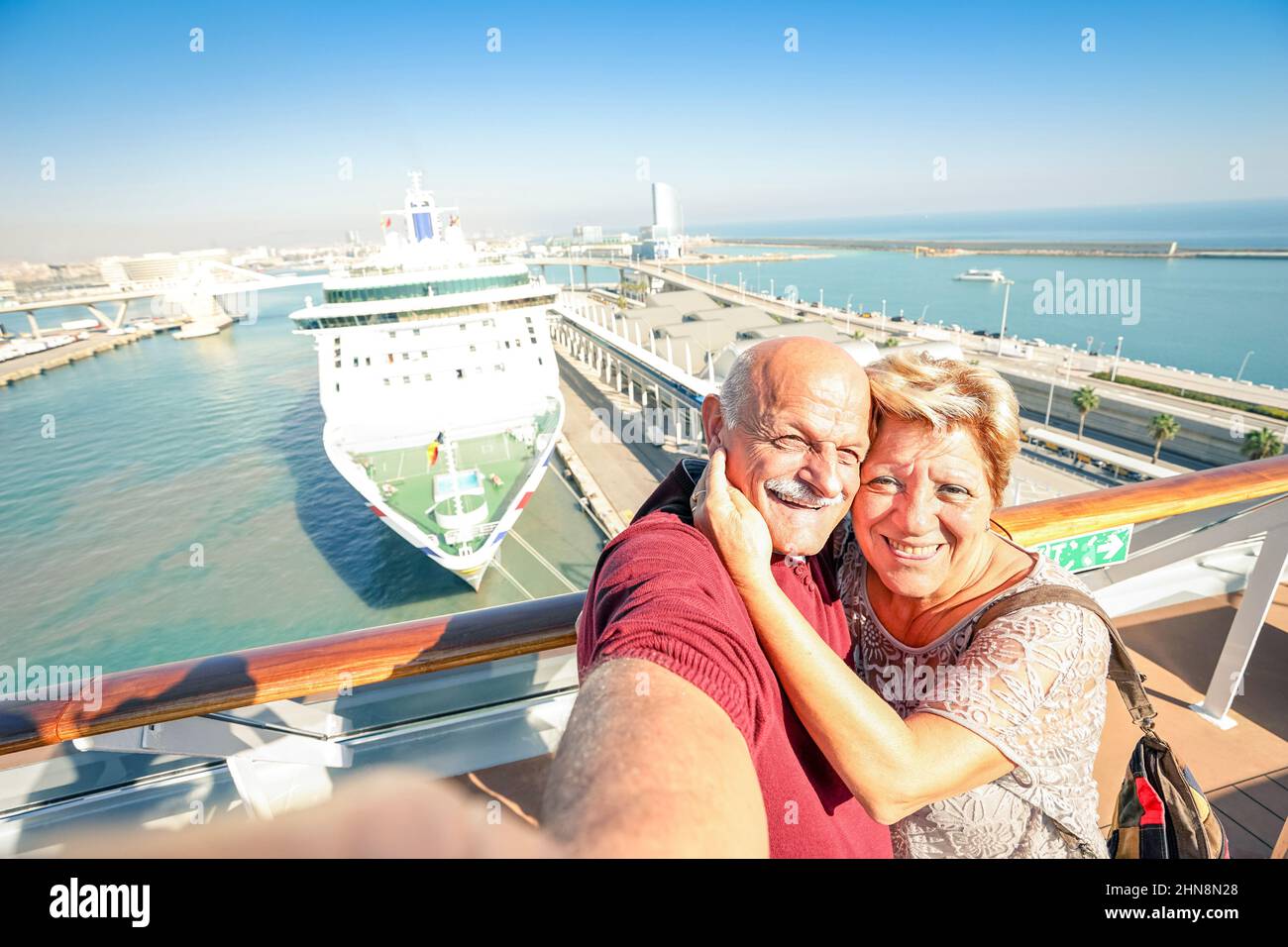 Senior Happy Couple con selfie in nave sullo sfondo del porto - Tour di viaggio crociera Mediterraneo - Active concetto anziani con pensionati Foto Stock