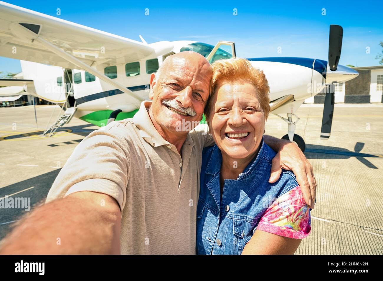 Senior Happy Couple con selfie privato in aereo ultraleggero per tour in giro per il mondo - Active concetto anziani con pensionati che godono di pensio Foto Stock