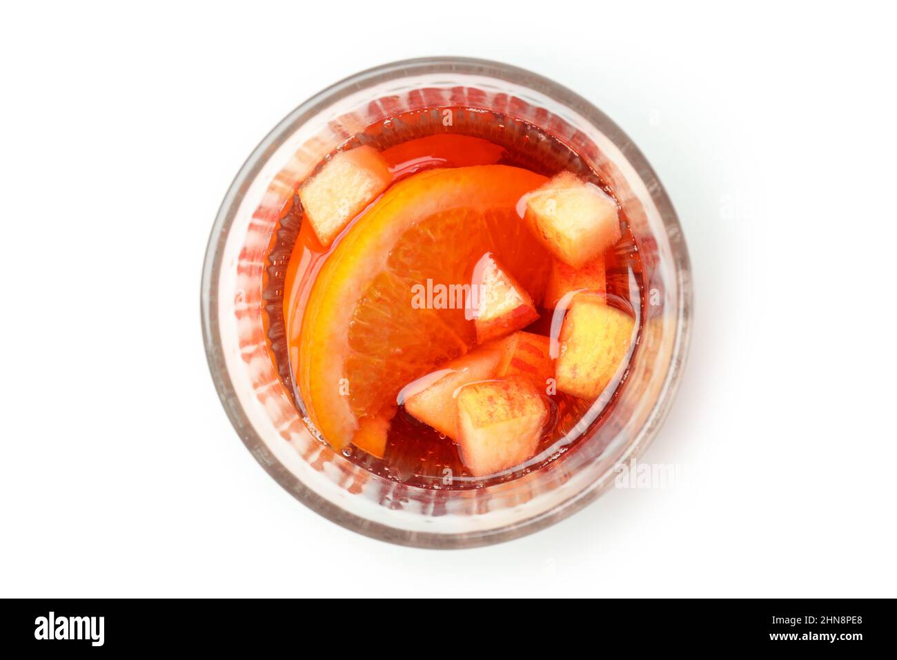 Bicchiere di sangria drink isolato su sfondo bianco Foto Stock