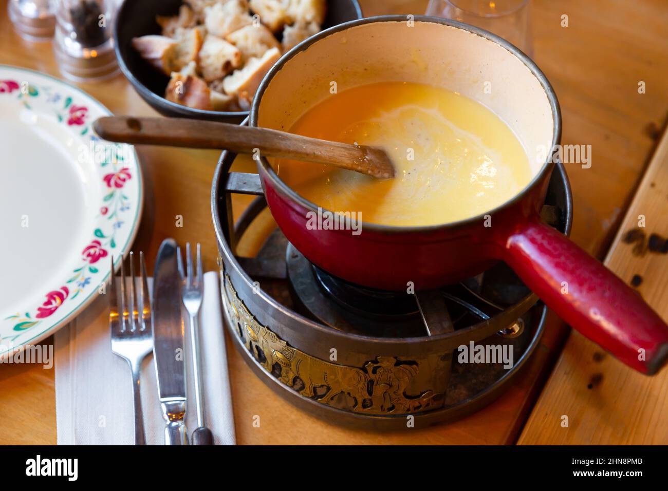 Variante francese della fonduta, Fondue Savoyarde, preparazione al tavolo Foto Stock