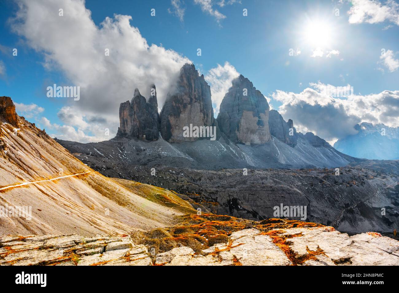 Incredibile vista delle tre cime di Lavaredo in autunno. Parco Nazionale tre Cime di Lavaredo, Alpi dolomitiche, Trentino Alto Adige, Sudtirol, Dolomiti, Italia Foto Stock