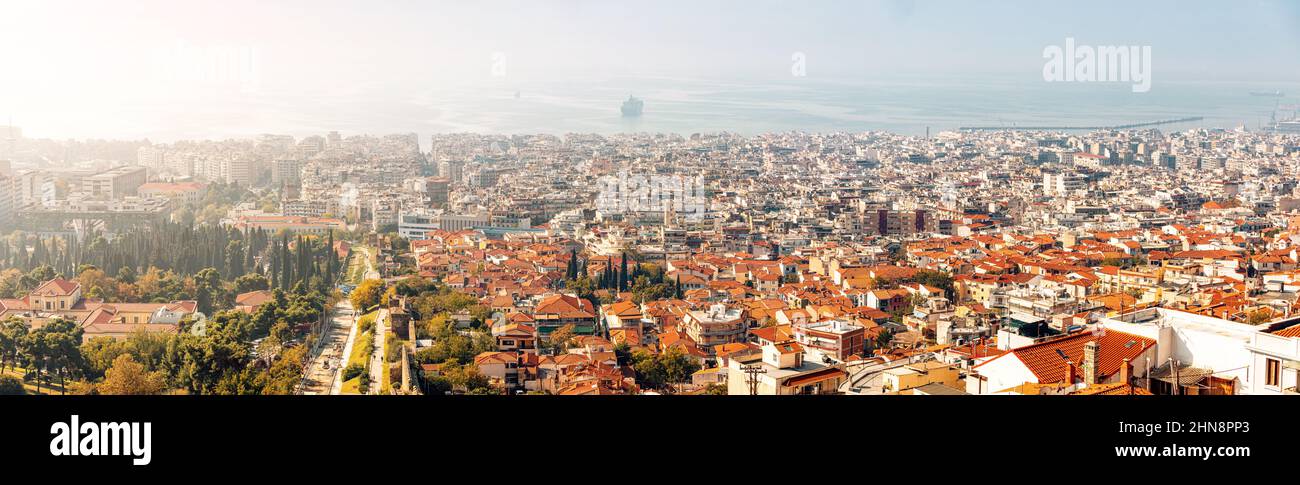 Vista panoramica della città di Salonicco e del mare dalla piattaforma di osservazione nella città alta di Ano poli. Immobiliare e sviluppo urbano in G. Foto Stock