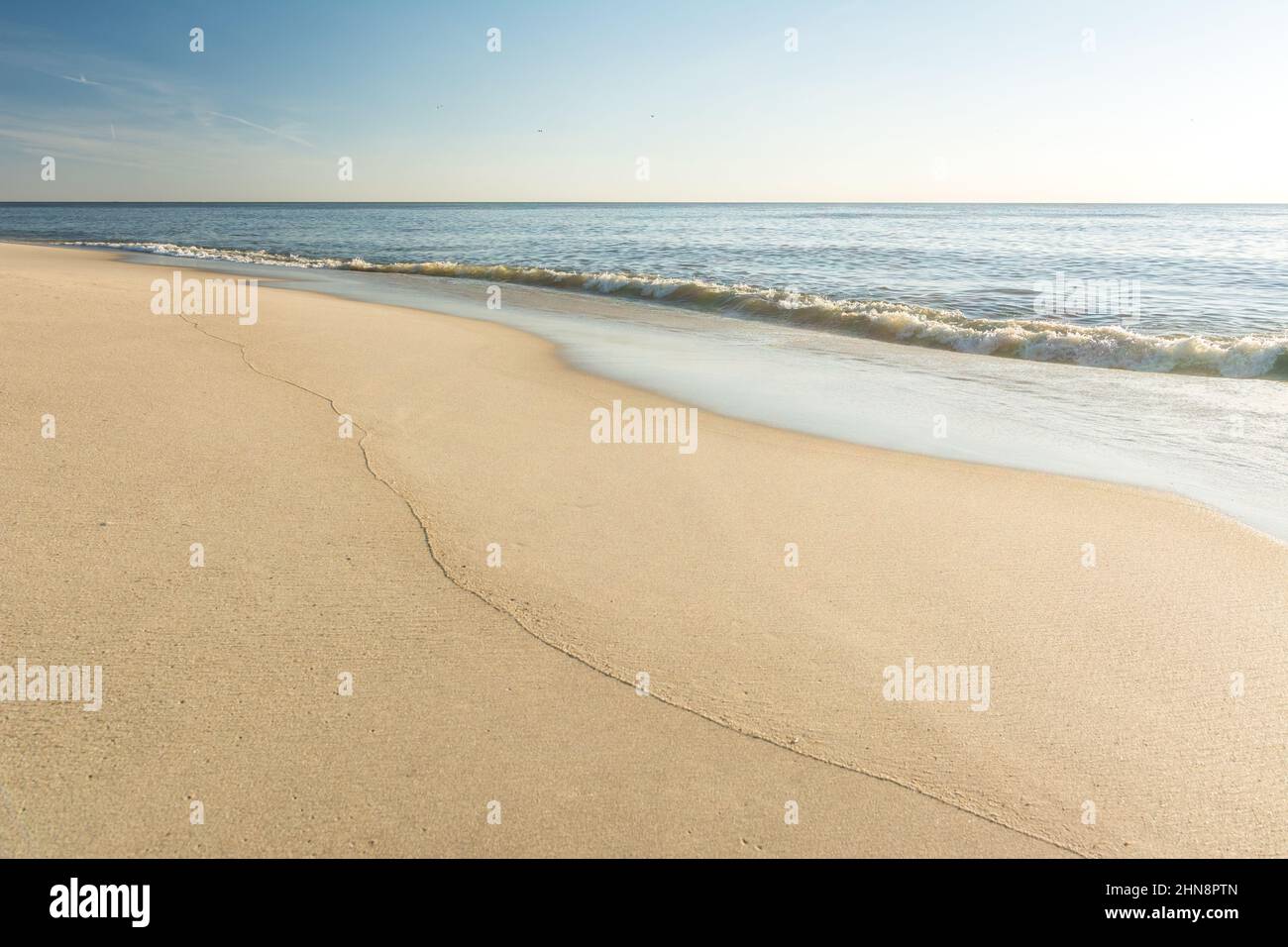 Bella spiaggia solitaria al sole serale nella Germania settentrionale sull'isola di Sylt Foto Stock