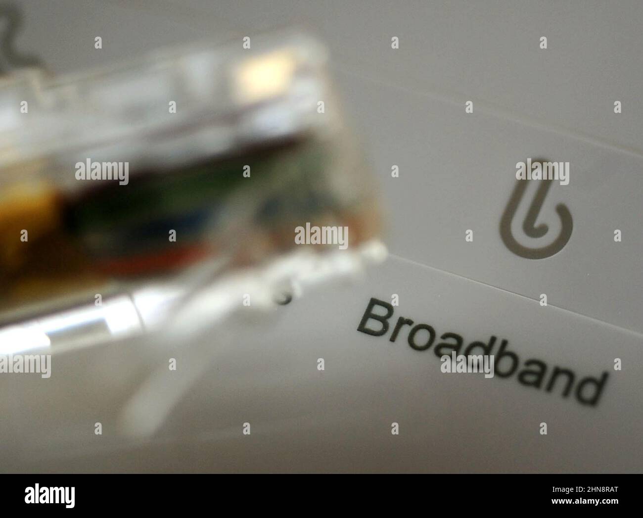 Foto del file datata 15/01/14 di un cavo a banda larga e di un router. L’UFCOM ha invitato i fornitori di Internet del Regno Unito a fare di più per aiutare le famiglie a basso reddito a risparmiare sulle loro bollette della banda larga, in quanto è stato rivelato che solo il 1% ha approfittato di accordi scontati. Data di emissione: Martedì 15 febbraio 2022. Foto Stock