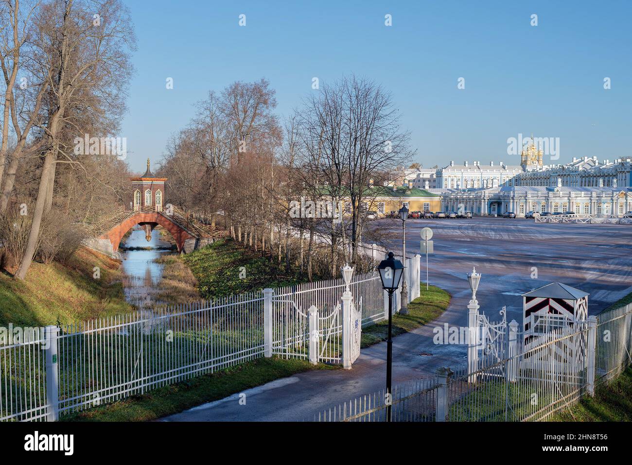 Tsarskoye Selo, Saint-Petersburg, Russia – 10 novembre 2020: Vista della Piazza Triangolo, il Ponte Krestovy con casa estiva cinese Foto Stock