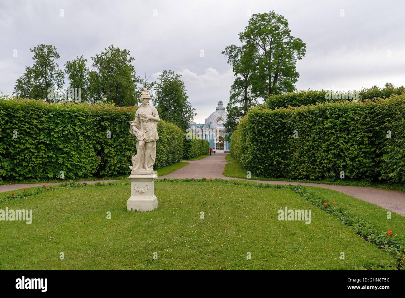 Tsarskoye Selo, San Pietroburgo, Russia – 7 luglio 2020: L'Allegoria delle sculture di Amor de la Patria e il Padiglione della Grotta Foto Stock