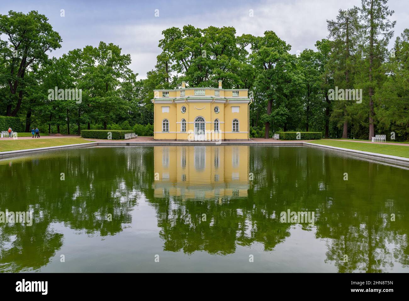 Tsarskoye Selo, Saint-Petersburg, Russia – 7 luglio 2020: Il Padiglione superiore della Bathhouse e lo Stagno a specchio. Il Parco Catherine Foto Stock