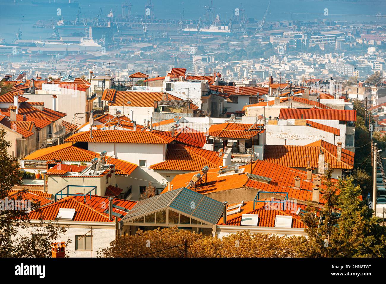 Vista aerea della città di Salonicco e porto merci con navi dal ponte di osservazione nella città alta di Anopoli. Foto Stock