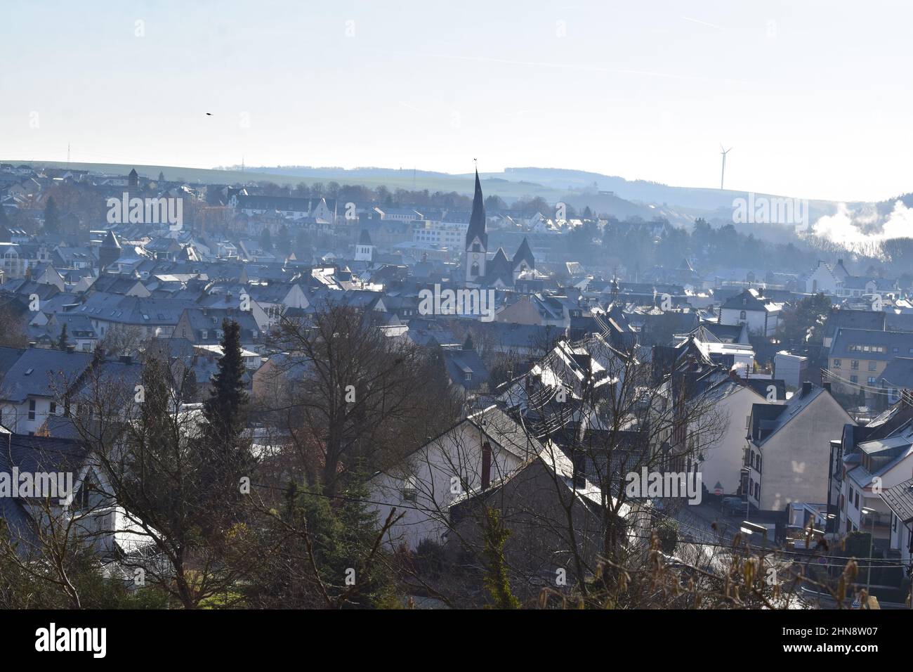 Vista sul centro storico di Mayen con la torre della chiesa attorcigliata Foto Stock