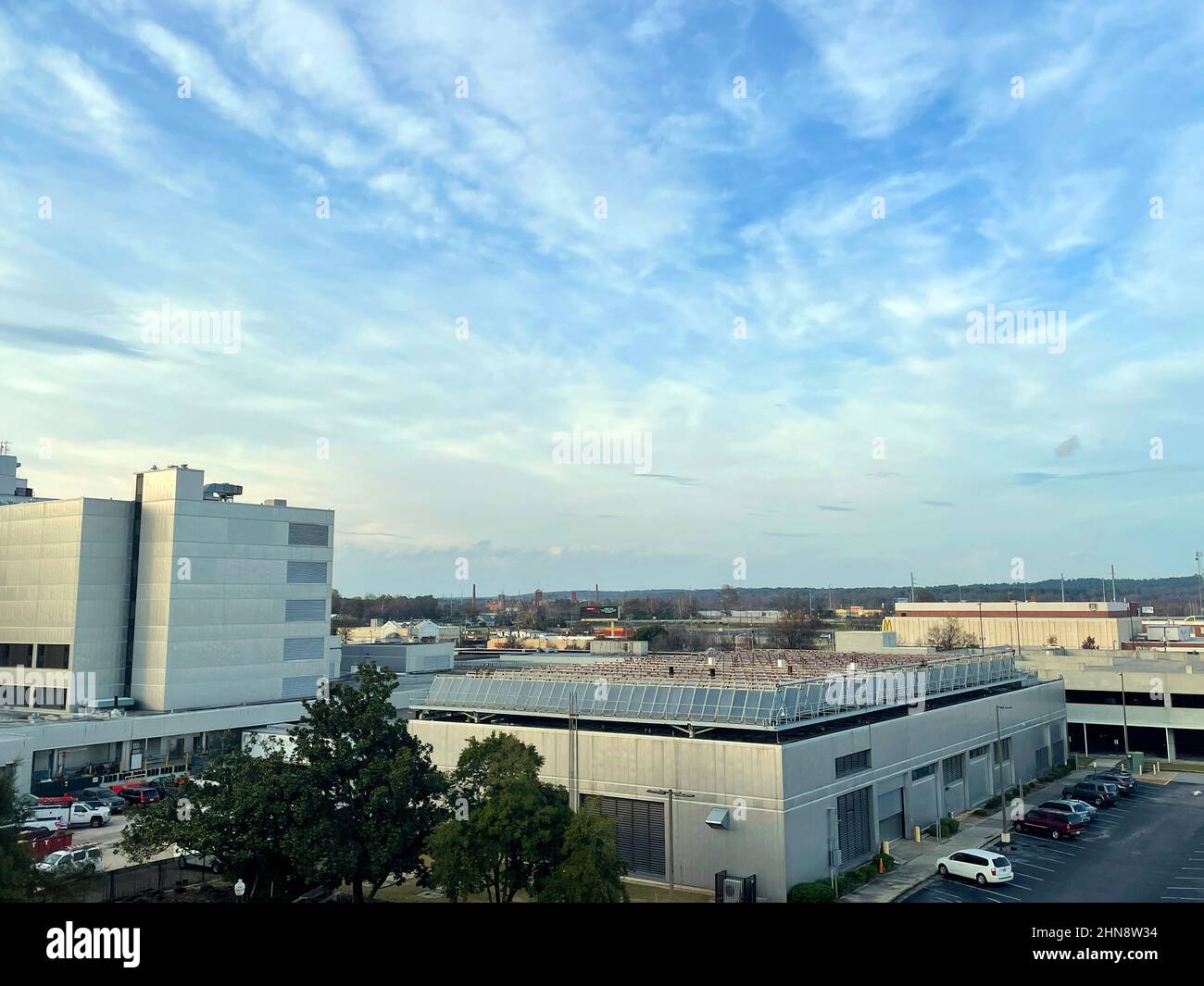 Augusta, GA Stati Uniti d'America - 12 13 21: Augusta GA ospedale medico distretto centro città paesaggio cime di edifici e cielo nuvoloso Foto Stock