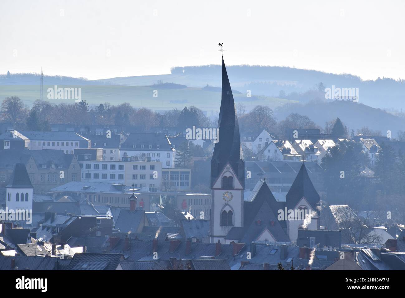 Vista sul centro storico di Mayen con la torre della chiesa attorcigliata Foto Stock