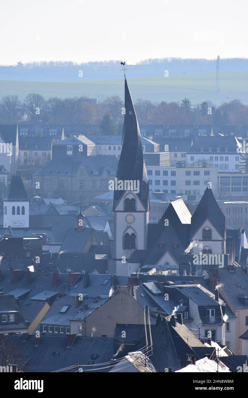 Vista sul centro storico di Mayen con la torre della chiesa attorcigliata Foto Stock