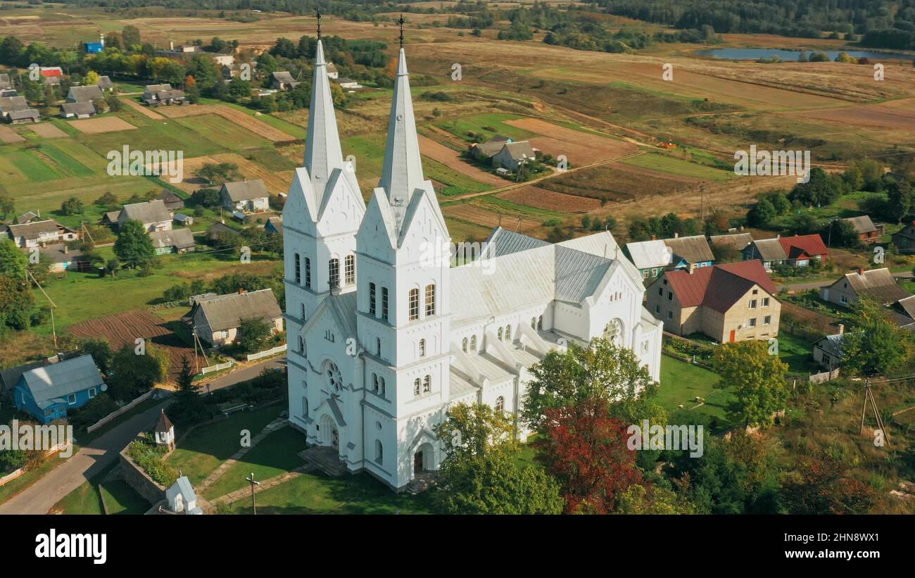 Slobodka, Distretto Braslaw, Vitebsk Voblast, Bielorussia. Vista aerea del lago Potsekh vicino al villaggio di Slobodka. Chiesa della Divina Provvidenza Foto Stock