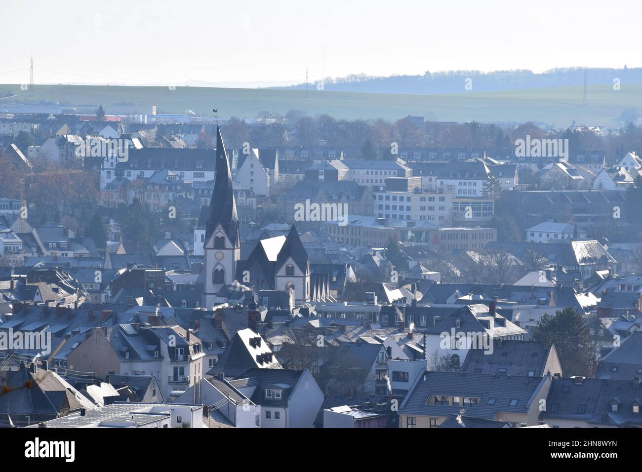 Vista sul centro storico di Mayen con la torre della chiesa attorcigliata Foto Stock