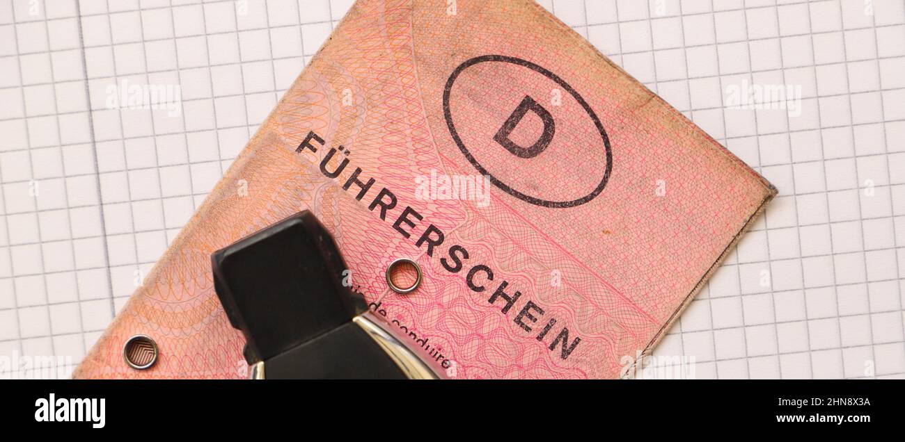 una vecchia patente di guida tedesca con la parola 'patente di guida' e una chiave di automobile Foto Stock