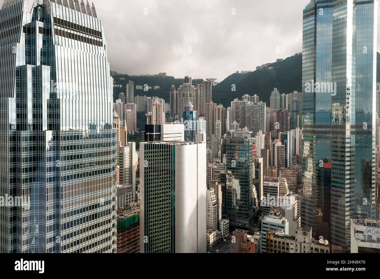 L'alto livello di Central e Mid-level incorniciato da 1ifc e il Centro, Hong Kong Island Foto Stock