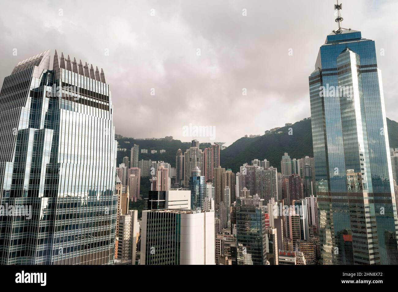 L'alto livello di Central e Mid-level incorniciato da 1ifc e il Centro, Hong Kong Island Foto Stock